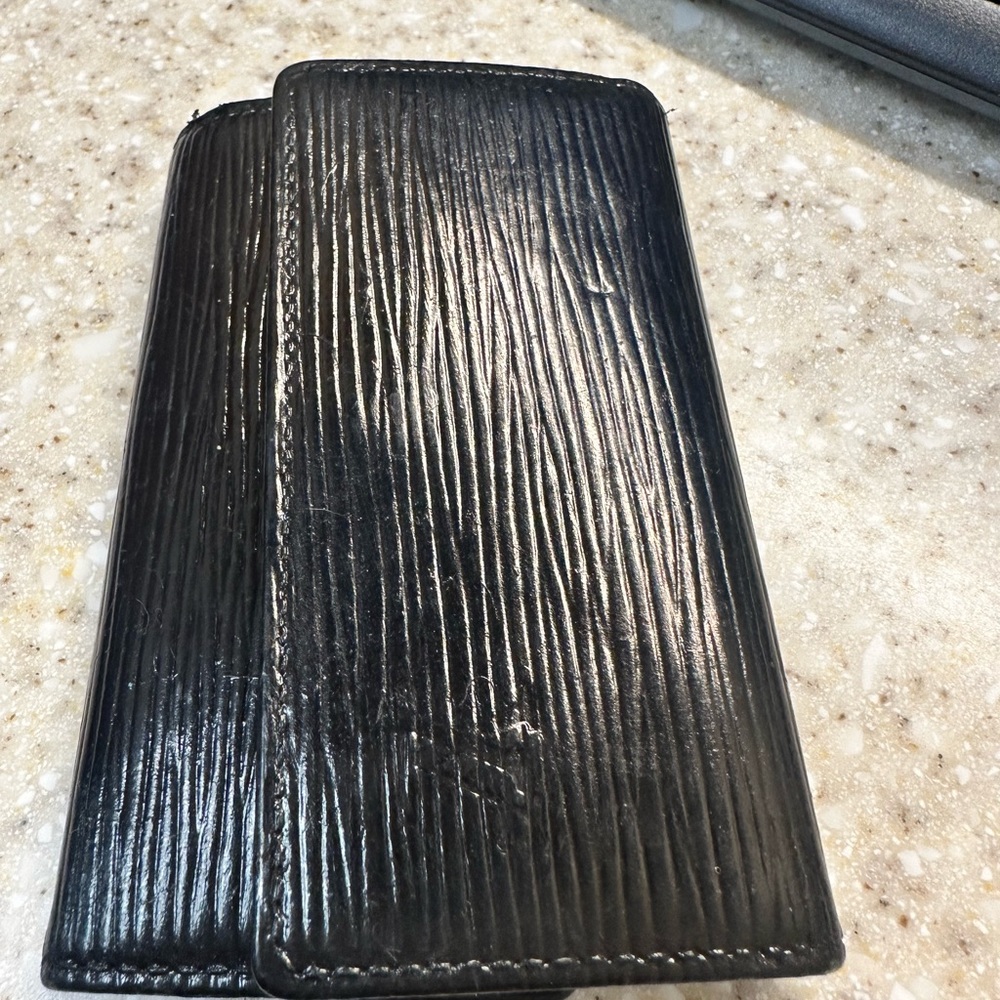Authentic Louis Vuitton Black Epi Leather Multicles 6 Ring Key Holder.